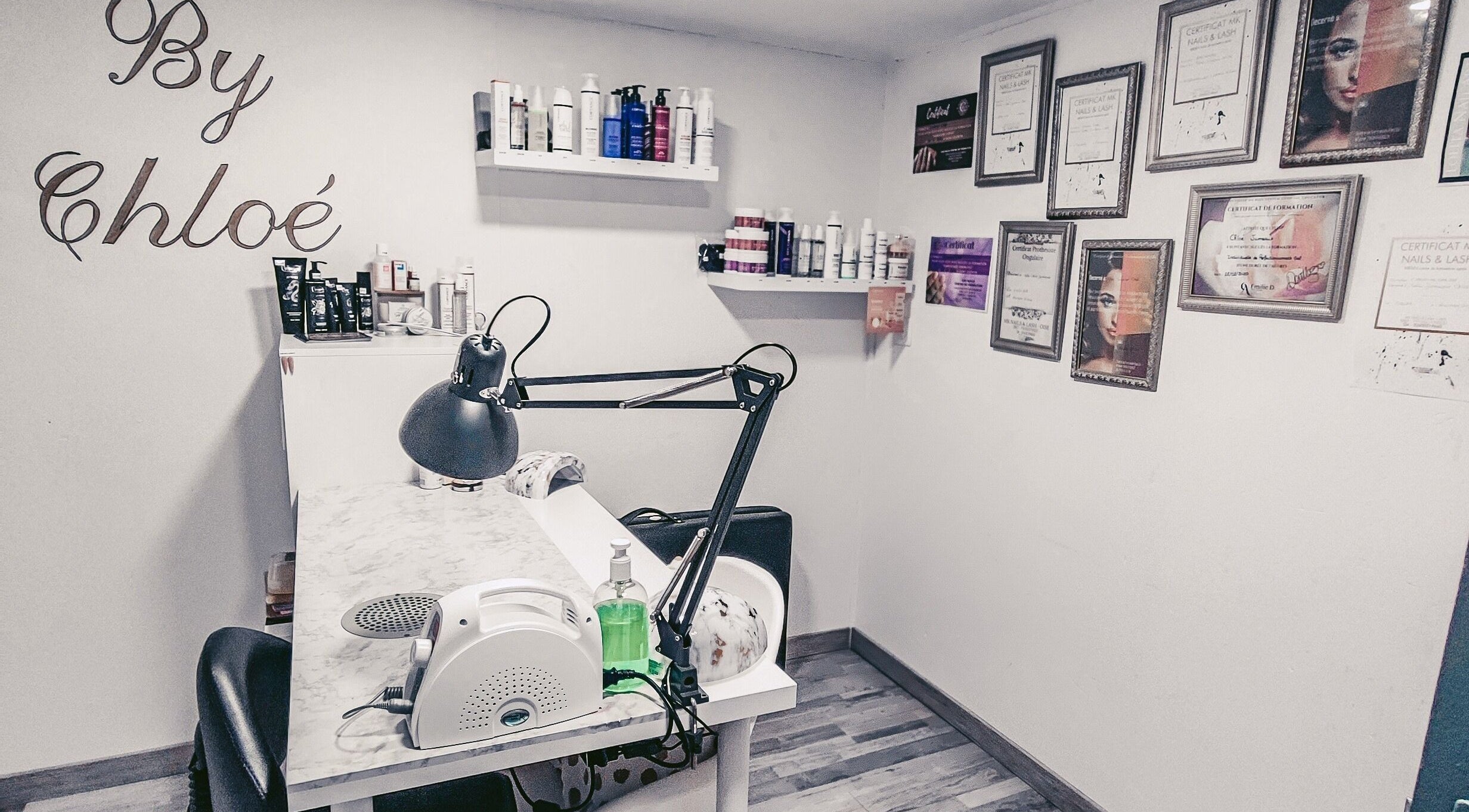 Espace nail art chez By Chloé, Cuisy-en-almont, Hauts-de-france, avec décorations et certificats muraux.