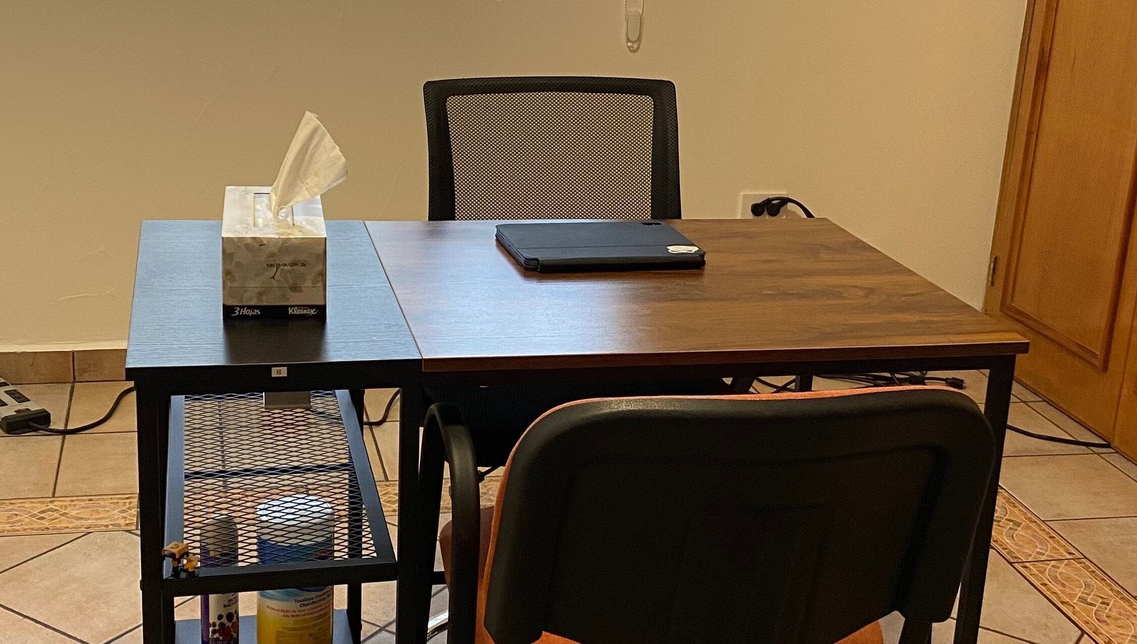 Mesa de oficina en L.N. Fernanda Díaz, Monterrey, Nuevo León, MX, con silla y bloque de notas.