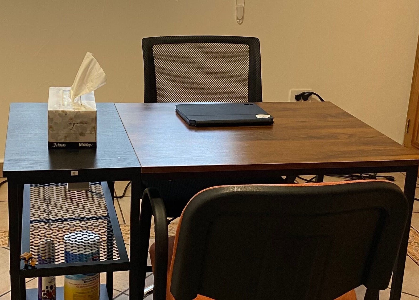 Mesa de oficina en L.N. Fernanda Díaz, Monterrey, Nuevo León, MX, con silla y bloque de notas.