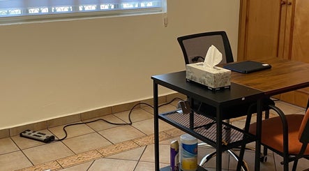 Sala profesional en L.N. Fernanda Díaz, Monterrey, Nuevo León, MX, con escritorio y silla.