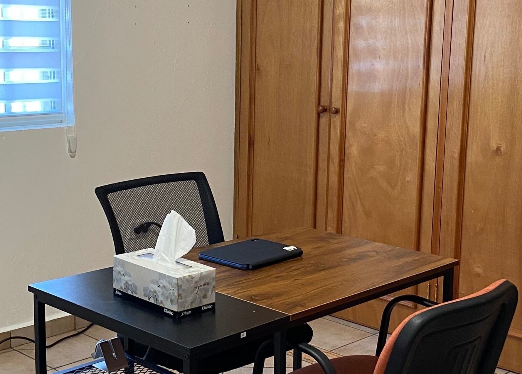 Oficina en L.N. Fernanda Díaz, Monterrey, Nuevo León, MX, con escritorio de madera y silla cómoda.