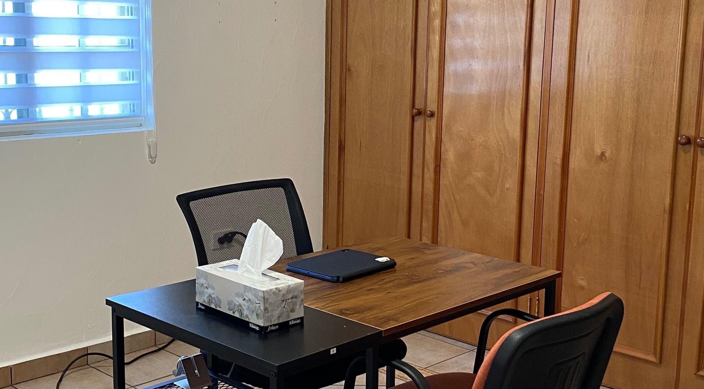 Oficina en L.N. Fernanda Díaz, Monterrey, Nuevo León, MX, con escritorio de madera y silla cómoda.