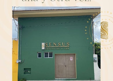 Entrada de Sensus Depilación y Spa en Mérida, Yucatán, MX con fachada verde distintiva.
