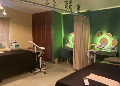 Interior acogedor de Sensus Depilación y Spa en Mérida, Yucatán, MX, con equipos modernos y decoración elegante.