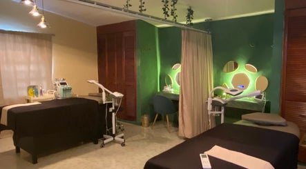 Interior acogedor de Sensus Depilación y Spa en Mérida, Yucatán, MX, con equipos modernos y decoración elegante.