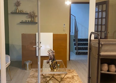 Recepción elegante en Sensus Depilación y Spa, Mérida, Yucatán, MX con moderna decoración minimalista.