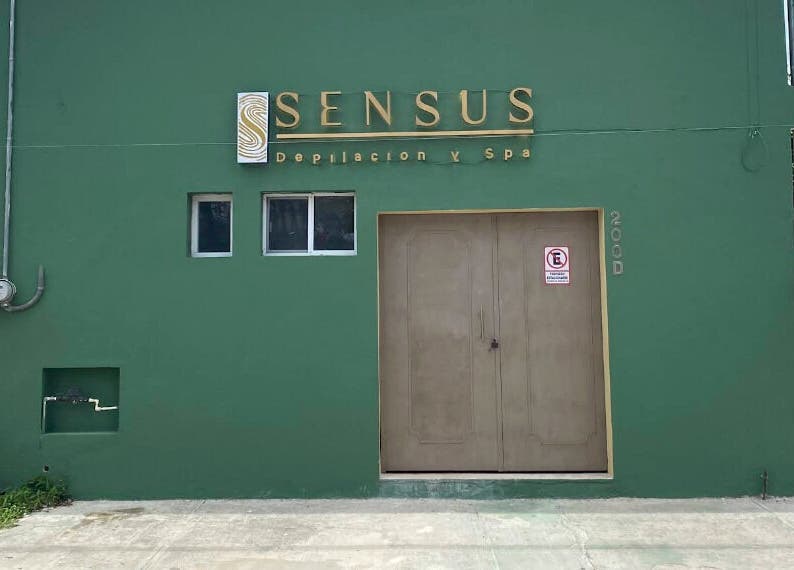 Entrada principal de Sensus Depilación y Spa en Mérida, Yucatán, MX con fachada distinguible.