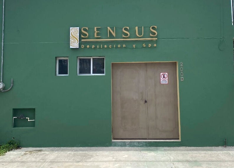 Entrada principal de Sensus Depilación y Spa en Mérida, Yucatán, MX con fachada distinguible.
