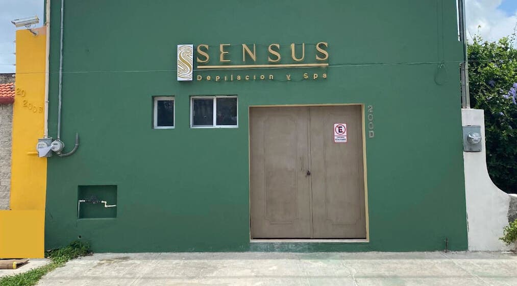 Entrada principal de Sensus Depilación y Spa en Mérida, Yucatán, MX con fachada distinguible.