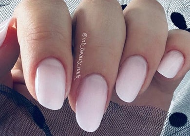 Ongles élégants chez MB Beauty Nails à Daux, Occitanie, FR. Manucure raffinée et moderne.