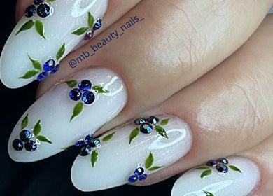 Nail art floral sophistiqué avec des bijoux chez MB Beauty Nails, Daux, Occitanie, FR.
