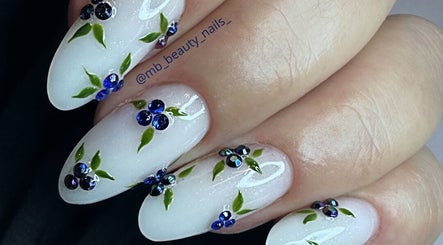 Nail art floral sophistiqué avec des bijoux chez MB Beauty Nails, Daux, Occitanie, FR.