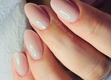 Manucure élégante à MB Beauty Nails, Daux, Occitanie, FR, avec vernis nude scintillant.