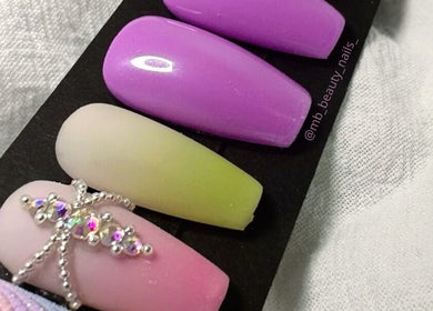Ongles décoratifs élégants à MB Beauty Nails, Daux, Occitanie, FR. Styles tendance et raffinement.