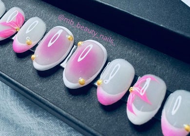 Design d'ongles rose et or à MB Beauty Nails, Daux, Occitanie, FR. Élégance et raffinement.