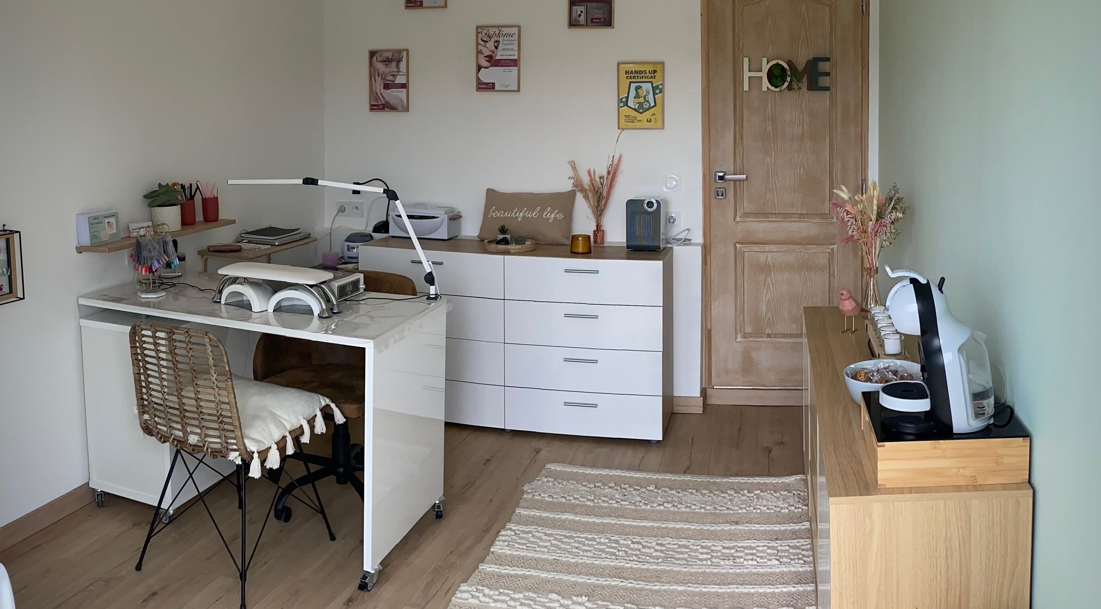 Salon de beauté chez A.Subtil’Art, Peyrilhac, Nouvelle-Aquitaine, FR avec meubles élégants et décoration apaisante.