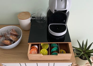 Coin café à A.Subtil’Art, Peyrilhac, Nouvelle-Aquitaine, FR avec machine à café et snacks.