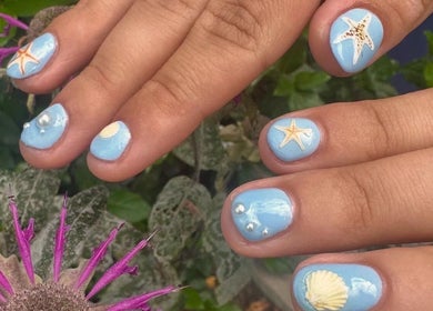 Blauw nageldesign met sterren en schelpen bij Liberty City Nail Studio in Amersfoort, Utrecht, NL.