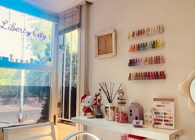 Gezellige hoek van Liberty City Nail Studio in Amersfoort, Utrecht met nagellakdisplay en sierlijke decoraties.