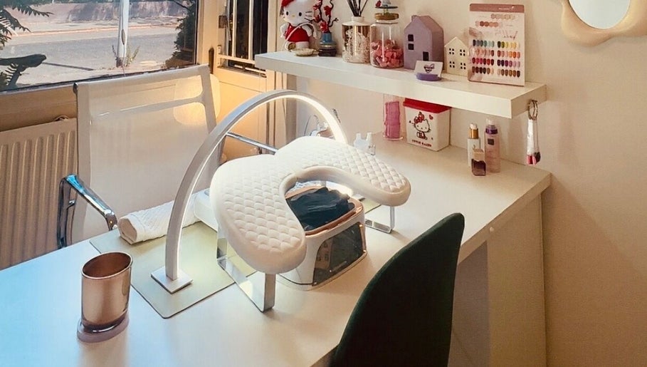 Stijlvolle manicuretafel bij Liberty City Nail Studio in Amersfoort, Utrecht, NL.