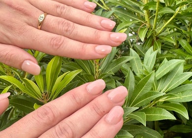 Elegant gelakte nagels voor groene bladeren bij Liberty City Nail Studio, Amersfoort, Utrecht, NL.