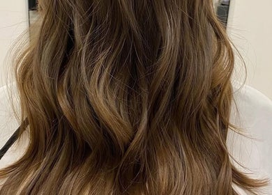 Stylish wavy hair makeover at LAYER SALON, Longueuil, Québec, CA showcasing expert hairstyling.