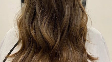 Stylish wavy hair makeover at LAYER SALON, Longueuil, Québec, CA showcasing expert hairstyling.