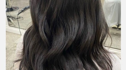 Glossy, styled dark hair at LAYER SALON in Longueuil, Québec, CA, showcasing expert hairstyling skills.