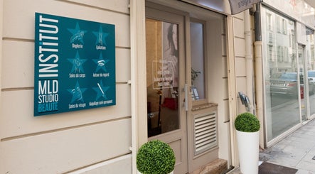 Entrée de MLD STUDIO BEAUTÉ à Nice, Provence-alpes-côte D'azur, FR, avec enseigne des services.