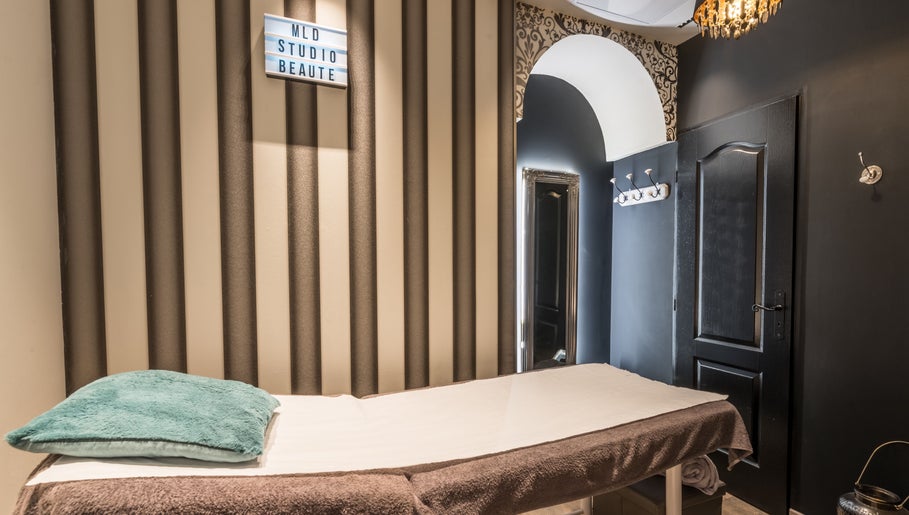 Salle de traitement à MLD STUDIO BEAUTÉ, Nice, Provence-alpes-côte D'azur, FR, avec lit de massage et décoration élégante.