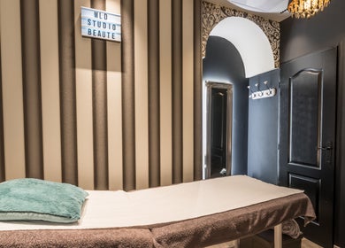 Salle de traitement à MLD STUDIO BEAUTÉ, Nice, Provence-alpes-côte D'azur, FR, avec lit de massage et décoration élégante.