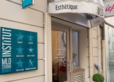 Entrée de MLD STUDIO BEAUTÉ à Nice, Provence-alpes-côte D'azur, FR, avec panneau de services.