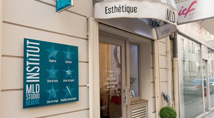 Entrée de MLD STUDIO BEAUTÉ à Nice, Provence-alpes-côte D'azur, FR, avec panneau de services.
