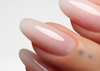 Manucure élégante au MLD STUDIO BEAUTÉ, Nice, Provence-alpes-côte D'azur, FR, ongles rose glacé.
