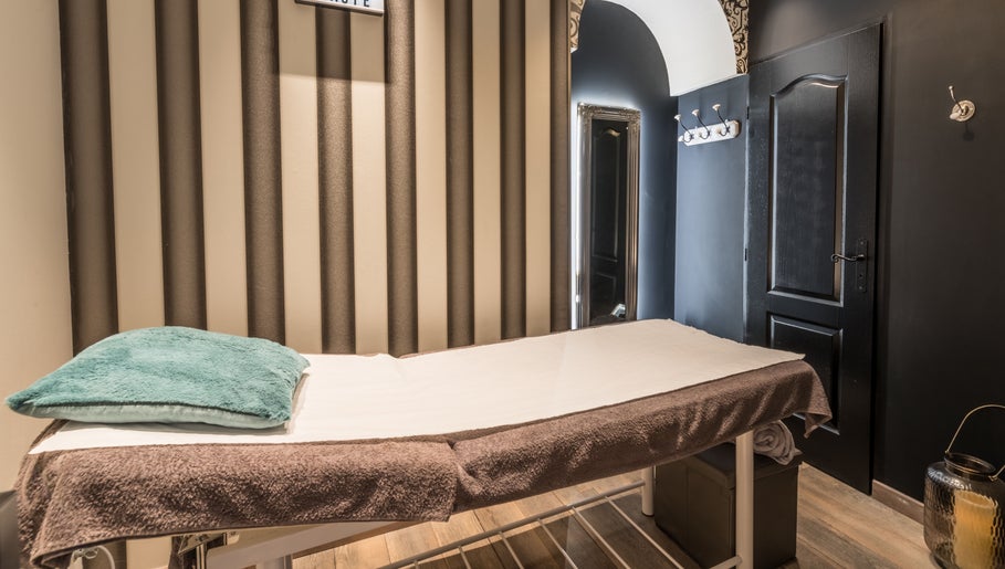 Salle de massage paisible à MLD STUDIO BEAUTÉ, Nice, Provence-Alpes-Côte d'Azur, FR. Décor élégant et relaxant.