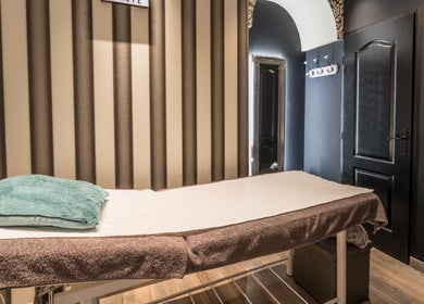 Salle de massage paisible à MLD STUDIO BEAUTÉ, Nice, Provence-Alpes-Côte d'Azur, FR. Décor élégant et relaxant.