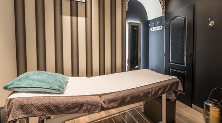 Salle de massage paisible à MLD STUDIO BEAUTÉ, Nice, Provence-Alpes-Côte d'Azur, FR. Décor élégant et relaxant.