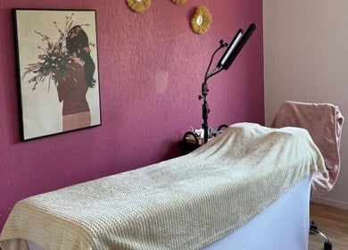 Salle de soin chez Amondomicils à Florange, Grand Est, FR avec décor mural et lit de massage.