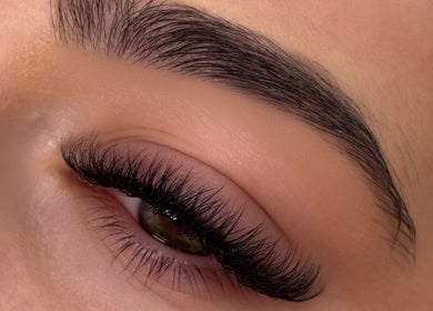Extension de cils chez Amondomicils à Florange, Grand Est, FR, montrant un style sophistiqué.