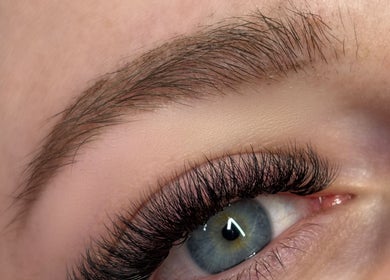 Extension de cils élégante chez Amondomicils, Florange, Grand Est, FR, pour un regard captivant.