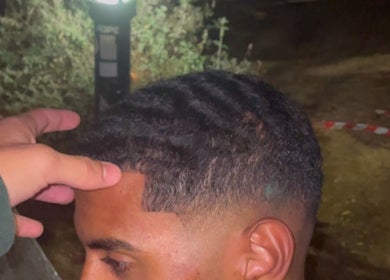 Corte de cabelo estiloso no G Barbershop, Alcabideche, Lisboa, PT, realçando ondas perfeitas.