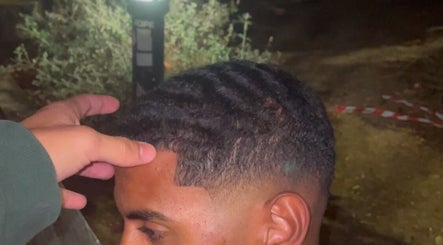 Corte de cabelo estiloso no G Barbershop, Alcabideche, Lisboa, PT, realçando ondas perfeitas.