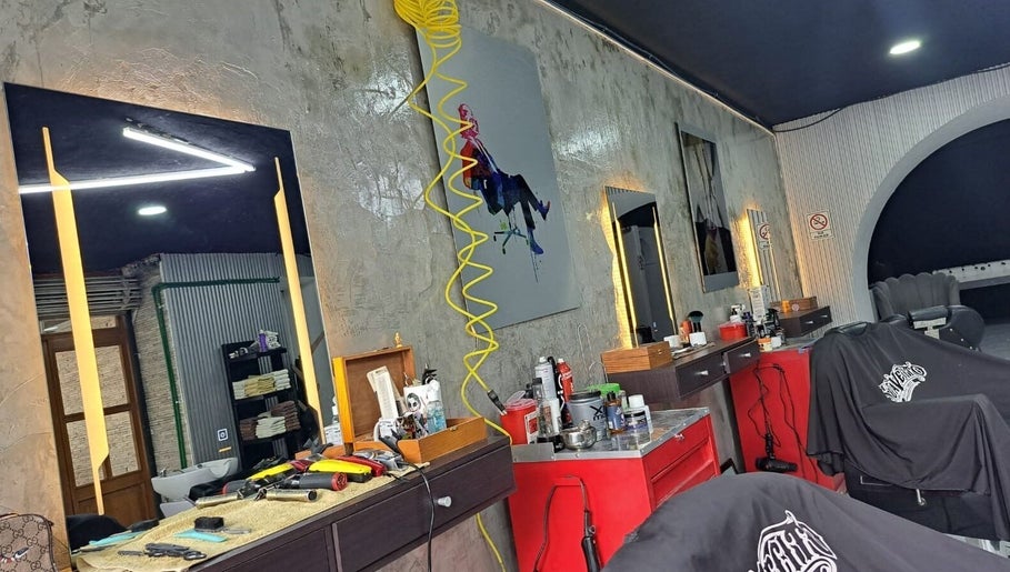 Interior de CENTRAL BARBER SHOP, Toluca De Lerdo, Estado De México, MX, mostrando estaciones de trabajo modernas.