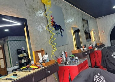 Interior de CENTRAL BARBER SHOP, Toluca De Lerdo, Estado De México, MX, mostrando estaciones de trabajo modernas.