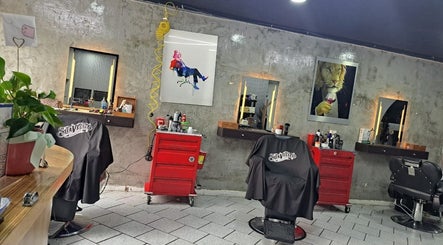 Interior de CENTRAL BARBER SHOP, Toluca De Lerdo, con sillas y decoraciones artísticas.