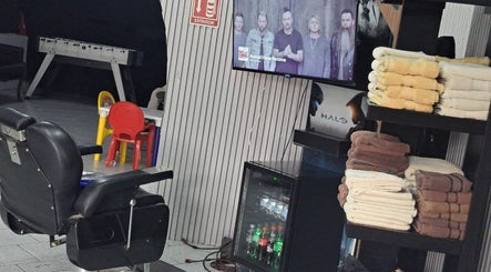 Interior de CENTRAL BARBER SHOP en Toluca De Lerdo, con sillas, toallas y área recreativa.
