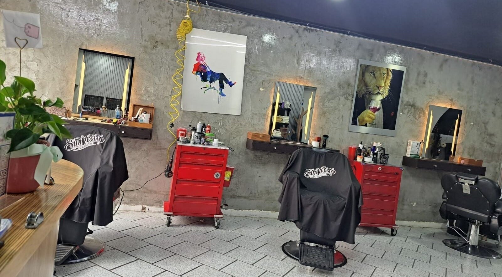 Interior moderno de CENTRAL BARBER SHOP en Toluca De Lerdo, Estado De México, MX con sillones y espejos elegantes.