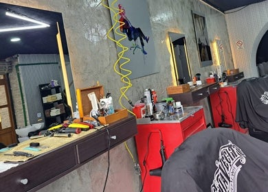 Interior moderno de CENTRAL BARBER SHOP en Toluca De Lerdo, Estado De México, MX, mostrando estaciones de trabajo elegantes.