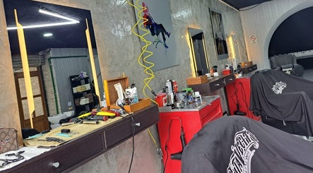 Interior moderno de CENTRAL BARBER SHOP en Toluca De Lerdo, Estado De México, MX, mostrando estaciones de trabajo elegantes.