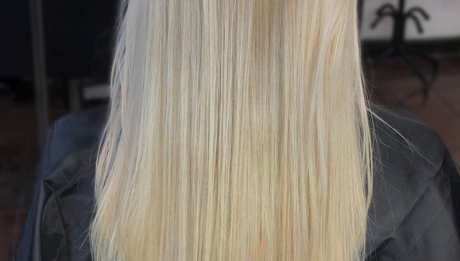 Cabello rubio elegante en Peluquería Salonn´e, Buenos Aires, Ciudad Autónoma De Buenos Aires, AR.